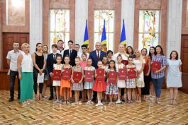 Igor Dodon a conferit Diploma de Onoare a Președintelui Republicii Moldova unui grup de tineri