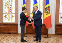 Igor Dodon a conferit Diploma de Onoare a Președintelui Republicii Moldova unui grup de tineri