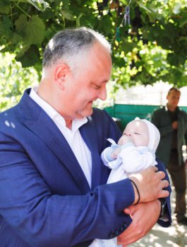 Igor Dodon a vizitat două cupluri longevive și o familie cu mulți copii din Cahul