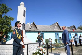 Igor Dodon a participat la inaugurarea monumentului eroilor eliberatori din satul Dumitreni