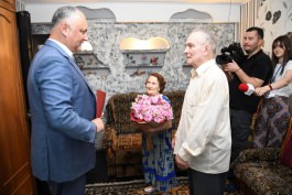 Igor Dodon a vizitat o familie cu mulți copii și un cuplu longeviv din orașu Rîșcani