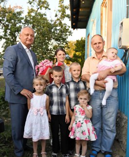 Igor Dodon a vizitat o familie cu mulți copii și un cuplu longeviv din orașu Rîșcani