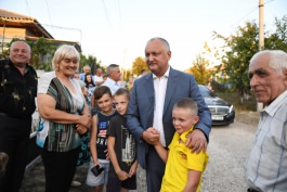 Igor Dodon a vizitat o familie cu mulți copii și un cuplu longeviv din orașu Rîșcani