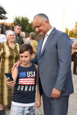 Igor Dodon a vizitat o familie cu mulți copii și un cuplu longeviv din orașu Rîșcani