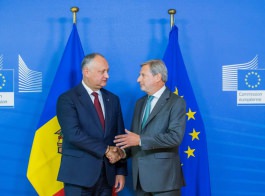 Igor Dodon a avut o întrevedere cu Johannes Hahn