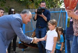 Igor Dodon a vizitat o familie cu mulți copii și trei familii longevive din raionul Hîncești