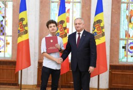 Igor Dodon a oferit distincții de stat unui grup de elevi