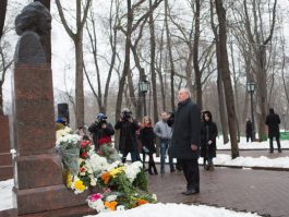 President lays flowers at bust of well-known Moldovan poet