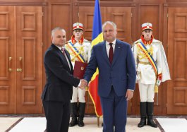 Igor Dodon a înmînat Diploma de Onoare a Președintelui mai multor cadre didactice