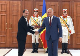 Igor Dodon a înmînat Diploma de Onoare a Președintelui mai multor cadre didactice