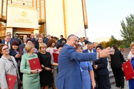 Igor Dodon a înmînat Diploma de Onoare a Președintelui mai multor cadre didactice