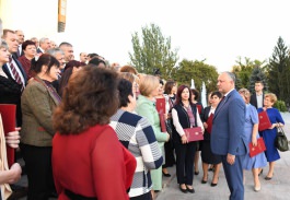 Igor Dodon a înmînat Diploma de Onoare a Președintelui mai multor cadre didactice