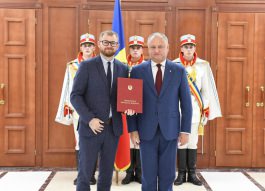 Igor Dodon a înmînat Diploma de Onoare a Președintelui mai multor cadre didactice