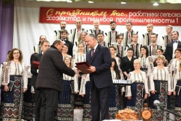 Igor Dodon a vizitat colholzul „Pobeda” din satul Copceac, UTA Găgăuzia și a participat la sărbătoarea dedicată agricultorilor din Taraclia