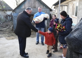 Igor Dodon a vizitat un cuplu longeviv și două familii cu mulți copii din municipiul Cahul