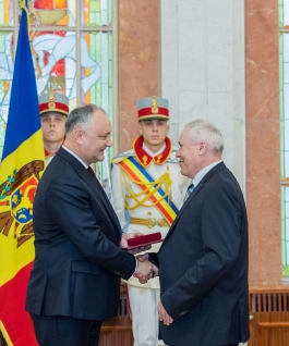 Igor Dodon a înmînat distincții de stat