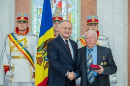 Igor Dodon a înmînat distincții de stat