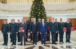 Igor Dodon a conferit înalte distincții de stat și Diploma de Onoare unui grup de militari