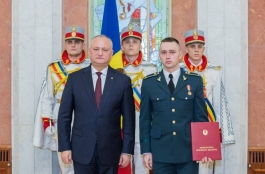 Igor Dodon a conferit înalte distincții de stat și Diploma de Onoare unui grup de militari