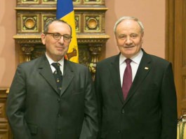 Moldovan president awards Order of Honour to European Commission official