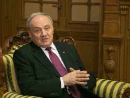 Moldovan president awards Order of Honour to European Commission official