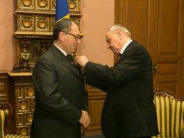 Moldovan president awards Order of Honour to European Commission official