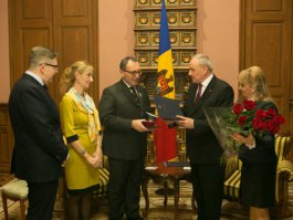 Moldovan president awards Order of Honour to European Commission official