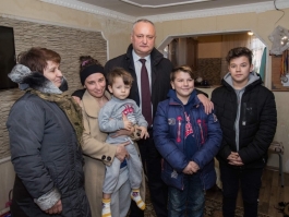 Igor Dodon a vizitat două familii cu mulți copii