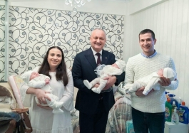 Igor Dodon a vizitat două familii cu mulți copii