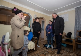 Igor Dodon a vizitat două familii cu mulți copii