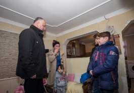 Igor Dodon a vizitat două familii cu mulți copii