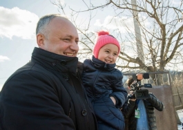 Igor Dodon a vizitat cîteva familii cu mulți copii din raionul Hîncești