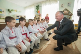 Igor Dodon a vizitat grădinița-creșă „Scufița Roșie” din satul Doroțcaia