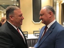 Igor Dodon a avut o discuție informală cu Mike Pompeo