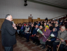 Президент побеседовал с жителями село Красноармейское Хынчештского района