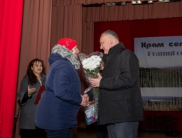 Президент побеседовал с жителями село Красноармейское Хынчештского района