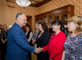 Igor Dodon a felicitat doamnele din cadrul Aparatului Președintelui Republicii Moldova cu prilejul Zilei de 8 Martie