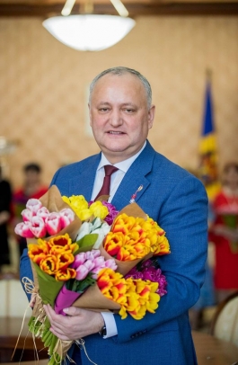 Igor Dodon a felicitat doamnele din cadrul Aparatului Președintelui Republicii Moldova cu prilejul Zilei de 8 Martie