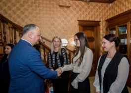 Igor Dodon a felicitat doamnele din cadrul Aparatului Președintelui Republicii Moldova cu prilejul Zilei de 8 Martie