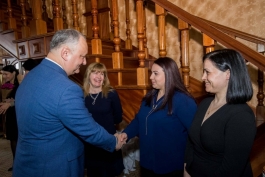 Igor Dodon a felicitat doamnele din cadrul Aparatului Președintelui Republicii Moldova cu prilejul Zilei de 8 Martie