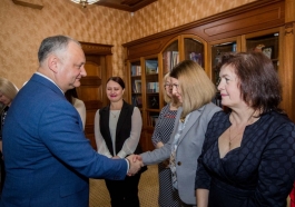 Igor Dodon a felicitat doamnele din cadrul Aparatului Președintelui Republicii Moldova cu prilejul Zilei de 8 Martie