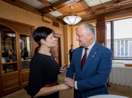 Igor Dodon a felicitat doamnele din cadrul Aparatului Președintelui Republicii Moldova cu prilejul Zilei de 8 Martie