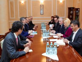 President meets group of friendship with Moldova at French National Assembly