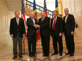 Senatorul John McCain: „Republica Moldova poate conta pe sprijinul SUA”