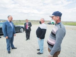 Igor Dodon s-a familiarizat cu activitatea a două întreprinderi agricole din raionul Rezina