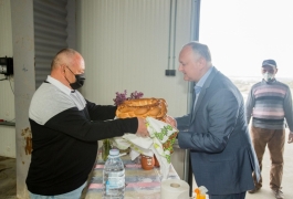 Igor Dodon s-a familiarizat cu activitatea a două întreprinderi agricole din raionul Rezina