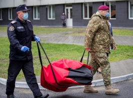 Президент принял участие в церемонии передачи первой партии гуманитарной помощи из Румынии 