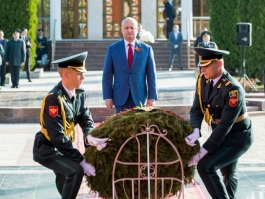 Высшее руководство страны возложило венки к мемориалу «Вечность»