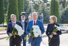 Высшее руководство страны возложило венки к мемориалу «Вечность»