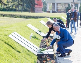 Высшее руководство страны возложило венки к мемориалу «Вечность»